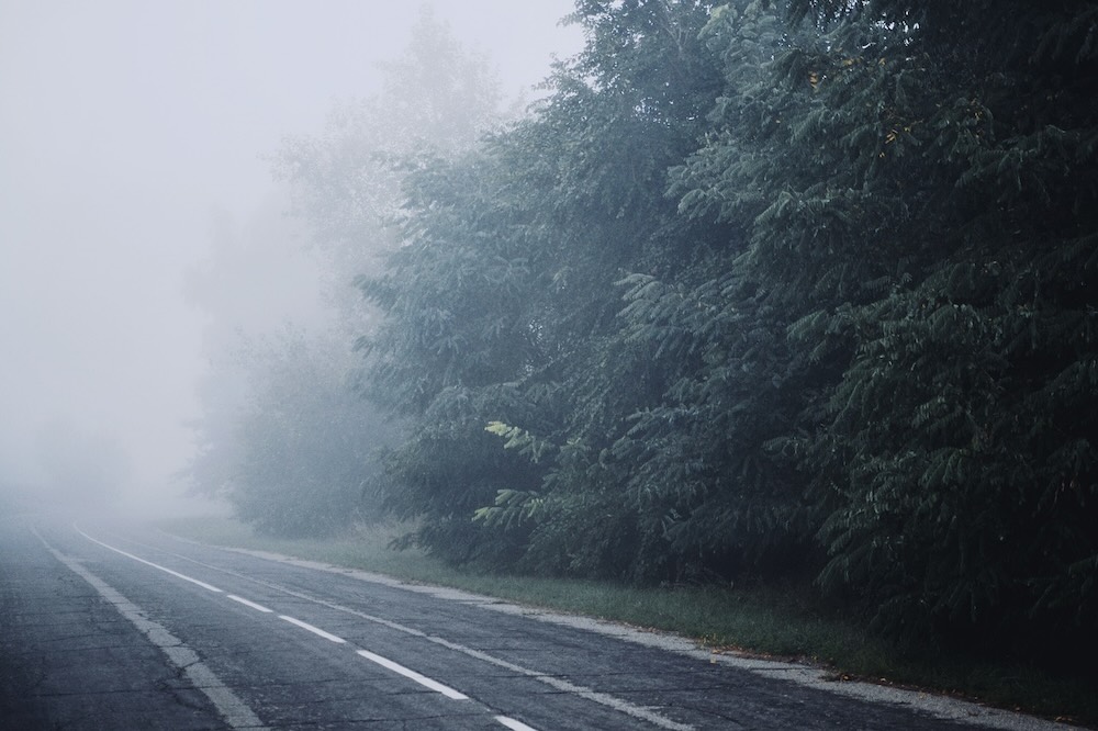 Ostrzeżenie dla kierowców: gęsta mgła na drogach